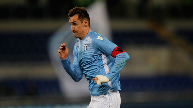 为什么打者在挥棒结束后会下意识地调整头盔或球鞋的位置