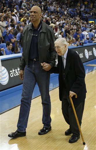 詹姆斯出战也难以领先，半场落后9分，字母哥12分3篮板！