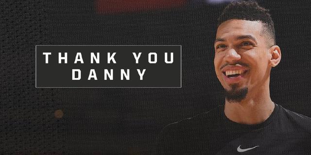 为什么捕手在投球前会用泥土摩搓手套以减少光线反射干扰